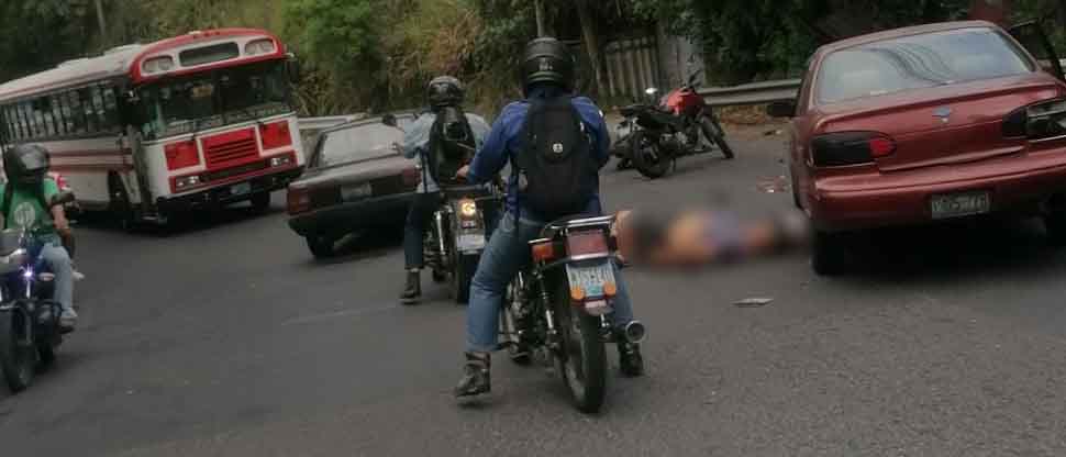 Motociclista queda tendido sobre el pavimento tras accidentarse en calle antigua a Soyapango