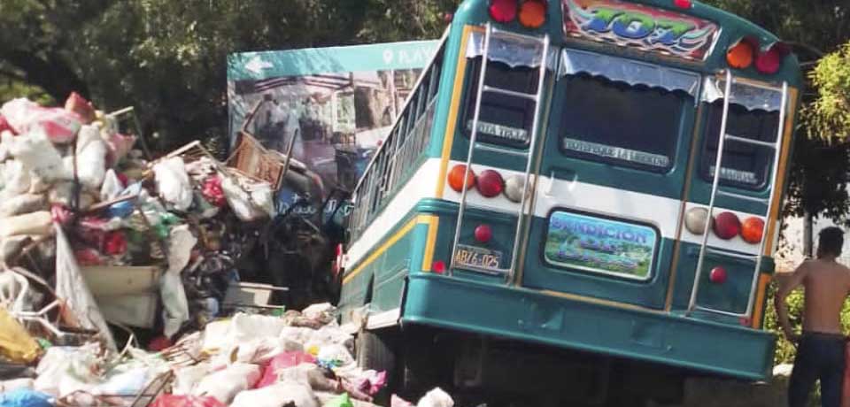 Un fallecido y más de 10 lesionados tras brutal choque entre bus y un camión en La Libertad