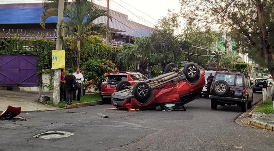 Conductor no respeta el semáforo en rojo y provoca fuerte accidente en San Salvador
