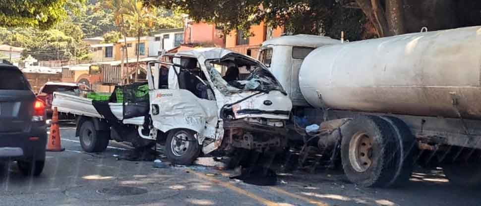 Camioncito con verduras choca contra una rastra y un camión de cisterna en Santa Tecla; varias personas resultaron lesionas