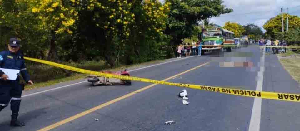 Motociclista pierde la vida tras impactar con un autobús en Santa Ana