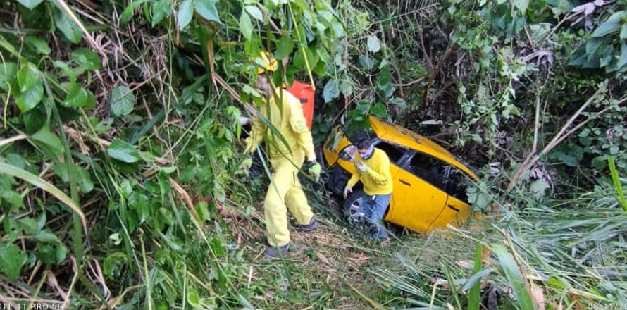 Hombre muere tras perder el control de su carro y precipitarse en el fondo de un barranco