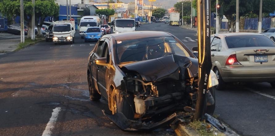 Otro conductor en estado de ebriedad contra poste de valla publicitaria