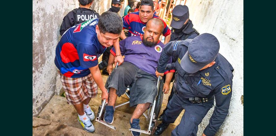 Servir y Proteger; agentes policiales brindaron ayuda a joven para que pudiera disfrutar del partido Águila-FAS
