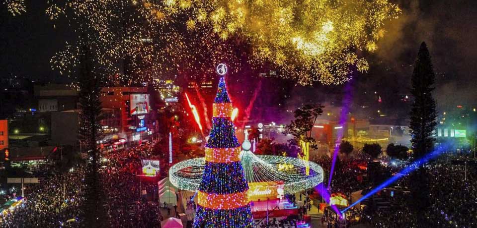 Encienden el árbol de navidad más grande de El Salvador