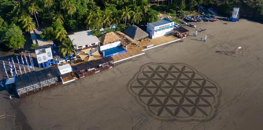 ((FOTOS)) Artistas crean espectaculares figuras en arena durante torneo de surf en playa Las Flores