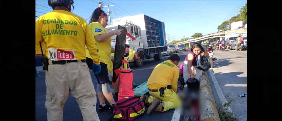 Socorristas auxilian a motociclista que fue atropellado en bulevar del Ejército