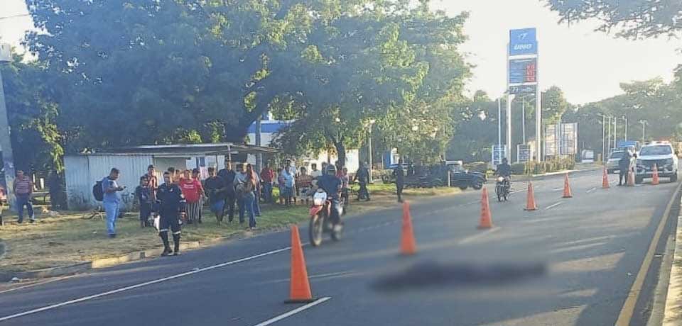 Mujer muere atropellada sobre carretera a Sonsonate