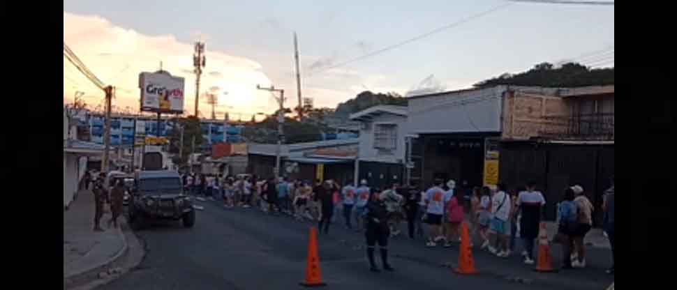 Miles de salvadoreños hacen largas filas para no perderse el show de Bad Bunny