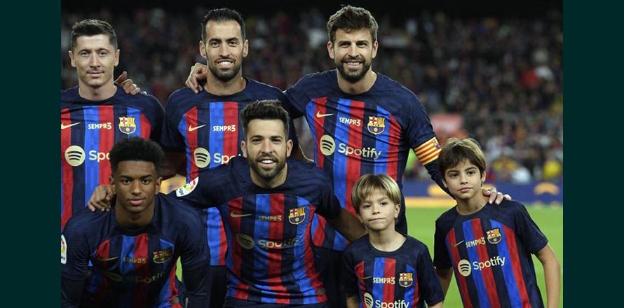 Sasha y Milán acompañaron a Piqué en su último partido con el Barcelona