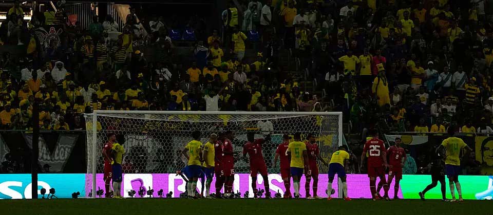 Insólito: Se va la luz en partido de Brasil vs Suiza