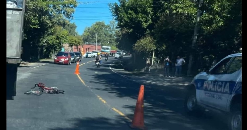 Ciclista se cruza cuando circulaba un vehículo a gran velocidad: Todo quedó grabado (VIDEO)