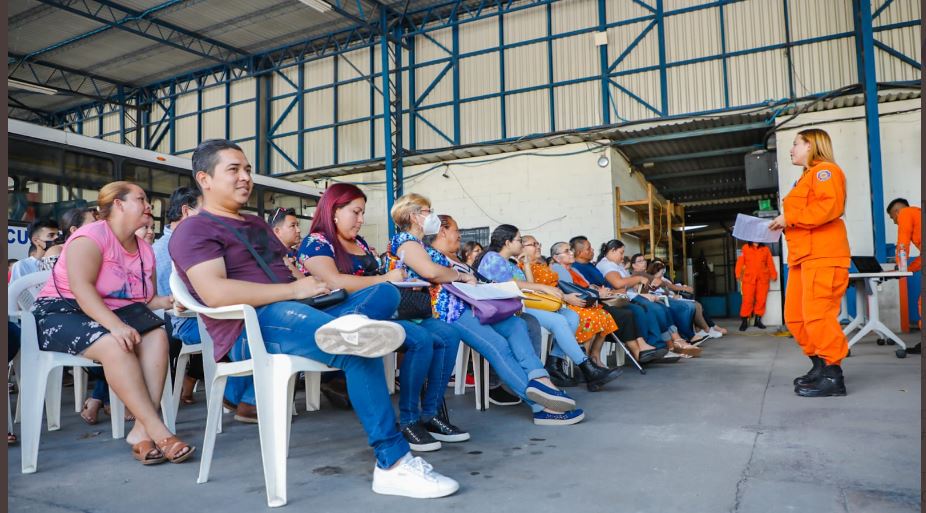 Vendedores de pirotécnicos reciben capacitación por Bomberos para buen manejo de la pólvora