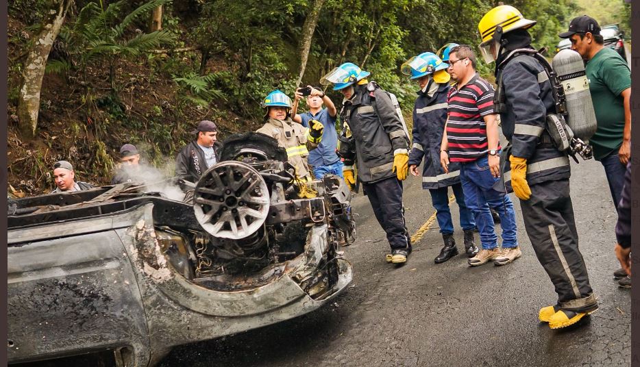 Carro queda reducido a cenizas tras incendiarse  en Ahuachapán