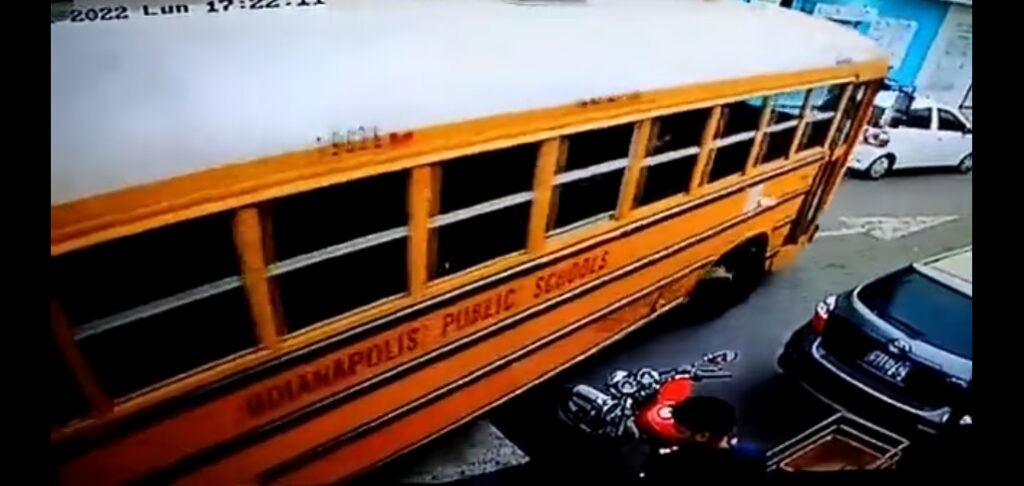 Busero se pasa llevando una moto estacionada y luego se va | VIDEO