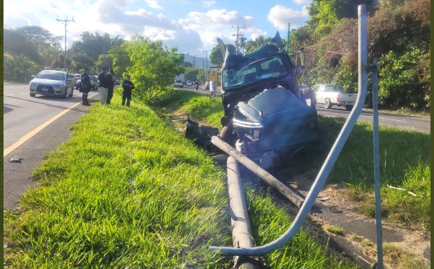 Conductor de cabezal pierde el control y se accidenta sobre la ...