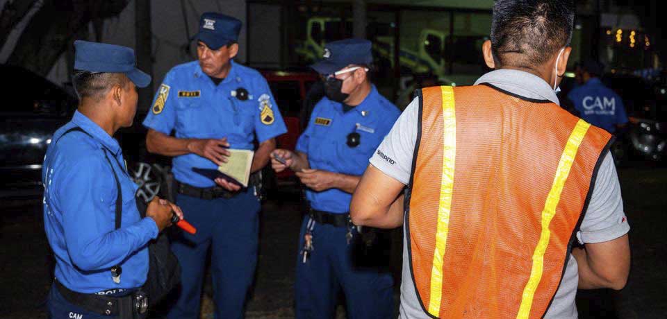 «Nadie tiene derecho a cobrarles por estacionarse»: Multarán a todos los que cobren por parqueo en El Salvador del Mundo
