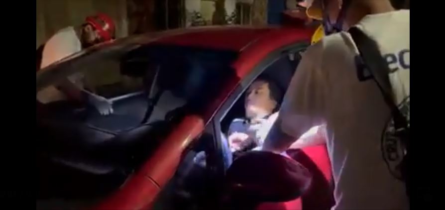 Socorristas atienden a conductor borracho tras chocar en San Salvador