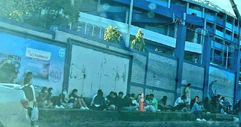 Fans de Bad Bunny madrugan para ser los primeros en entrar al Cuscatlán