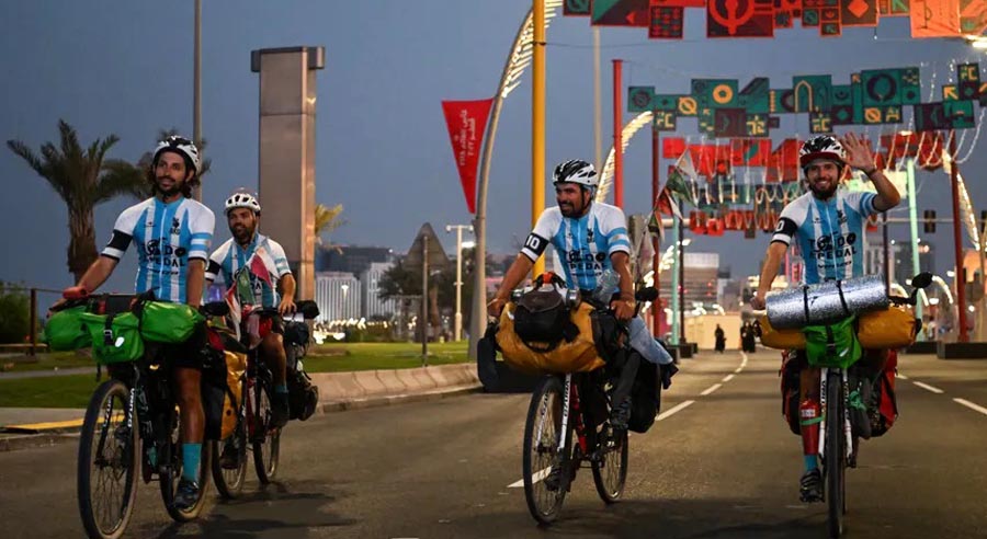 Llegan a Qatar los argentinos que recorrieron en bicicleta 10 mil kilómetros  