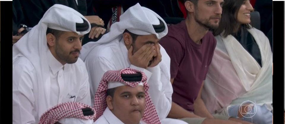 Viralizan imagen de 3 aficionados de Qatar «tristes» por perder primer partido en la Copa del Mundo