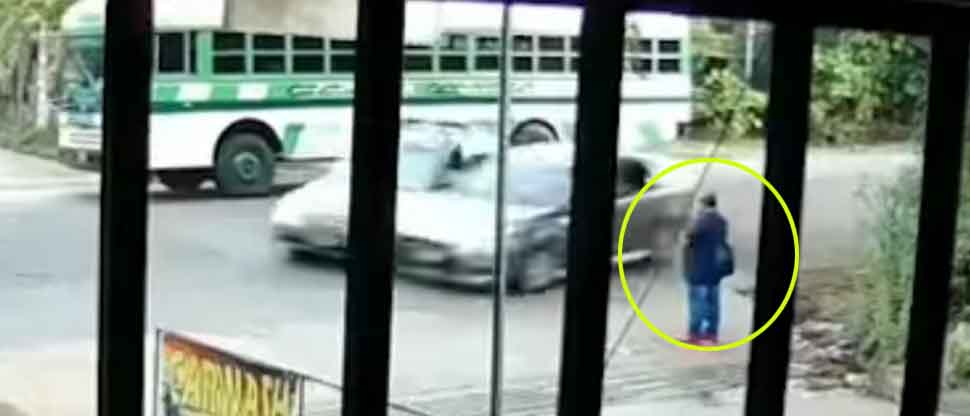 VIDEO: Hombre se salva de ser atropellado, tras imprudencia de conductores