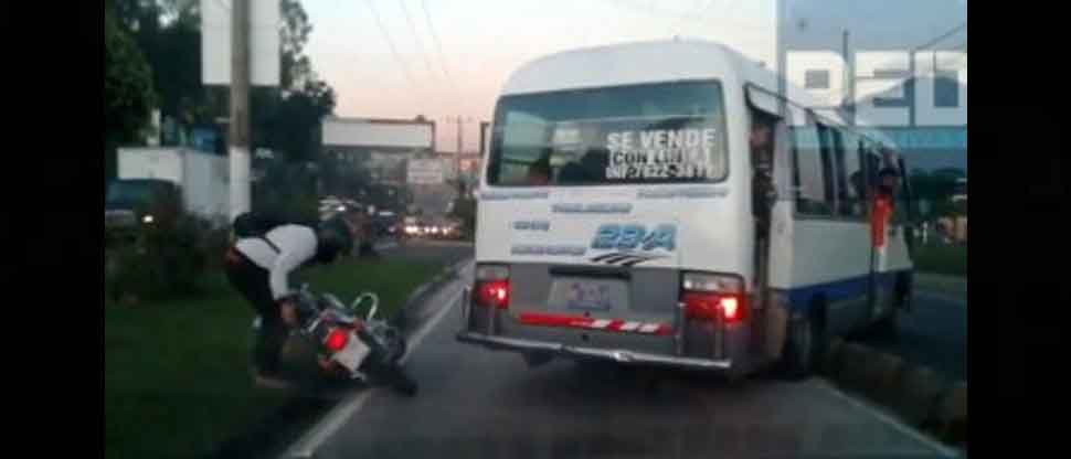 VIDEO: Motociclista se accidenta al intentar rebasar a microbusero de la ruta 29 que realizó maniobra indebida