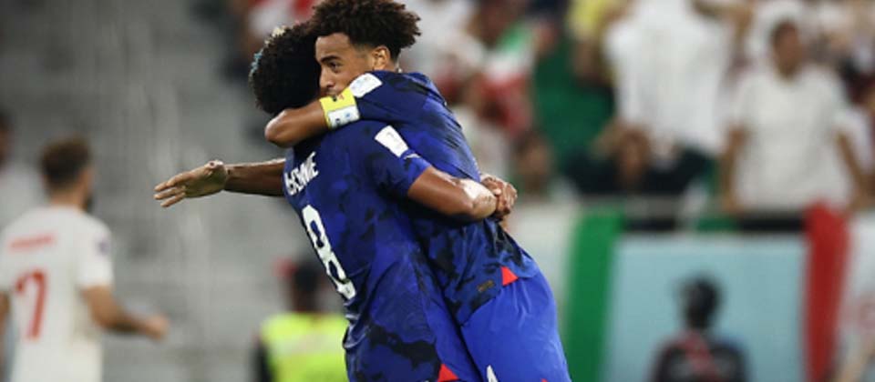 Estados Unidos «soca» al final contra Irán y se clasifica a octavos