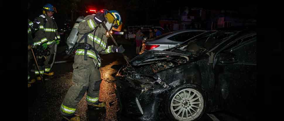 Bomberos reaccionan rápidamente para controlar incendio en un vehículo en Soyapango