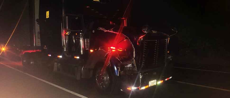 Motociclista fallece al chocar contra una rastra en carretera Litoral