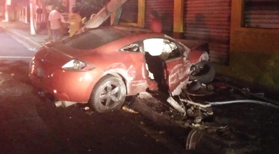 Conductora choca contra un poste en Ciudad Delgado