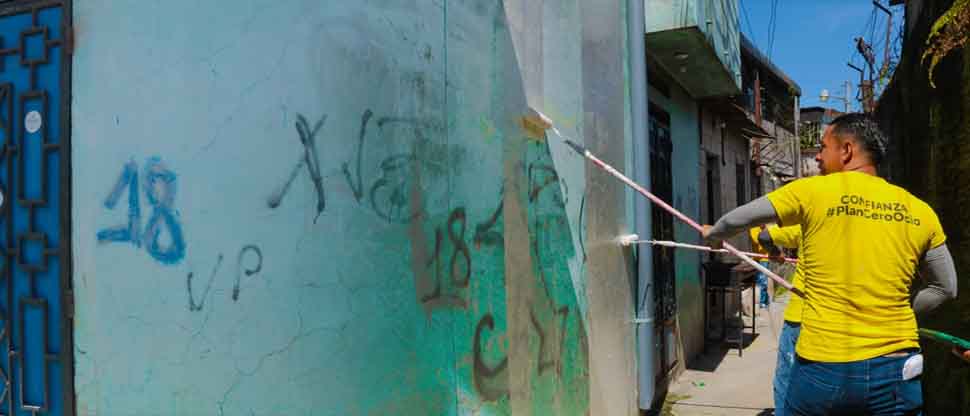 Privados de libertad borran grafitis de pandillas que aún quedaban en comunidades de Soyapango
