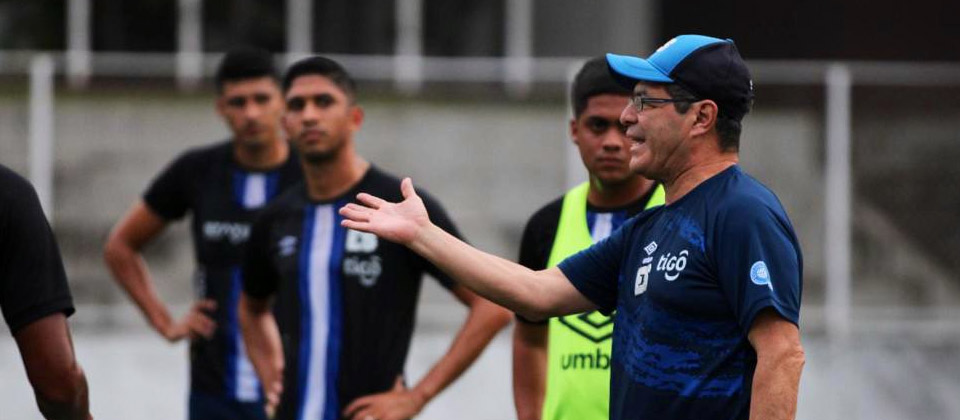 Hugo Pérez afirma que no se debe «paniquear» porque se perdió contra Nicaragua