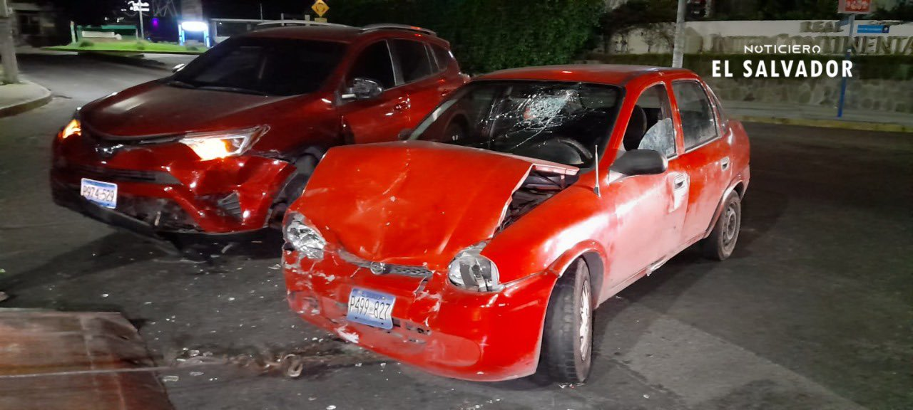 Conductor se pasa el semáforo en rojo y provoca grave accidente en San ...