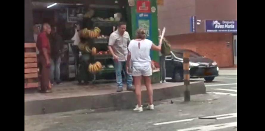 Hombre se echó un&nbsp; par de cervezas en una tienda, quiso irse sin pagar y la propietaria del negocio lo enfrentó con un machete