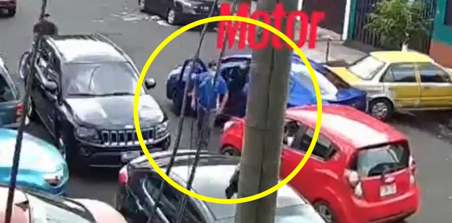 Cámaras de seguridad captan nuevo caso de intolerancia; un sujeto intentó atropellar a otro