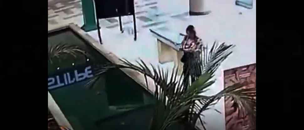 VIDEO: Por ir “pegada al celular”, mujer se distrae y cae hacia una fuente en un centro comercial