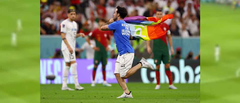 Con una bandera LGBTI, hincha ingresa al césped e interrumpe el partido Uruguay vrs Portugal