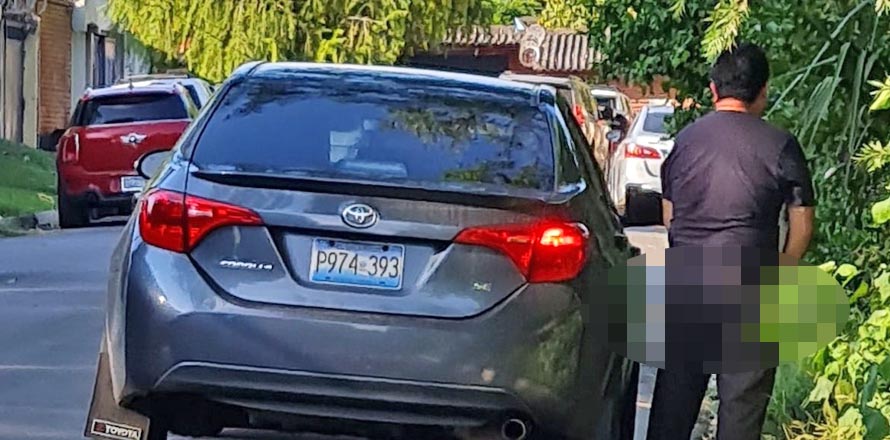 Denuncian a sujeto que detuvo su carro y se puso a orinar frente a niños en San Miguel