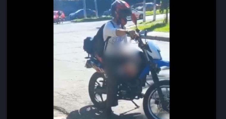Graban y denuncian a motociclista que se manosea en la vía pública, cerca de la UES
