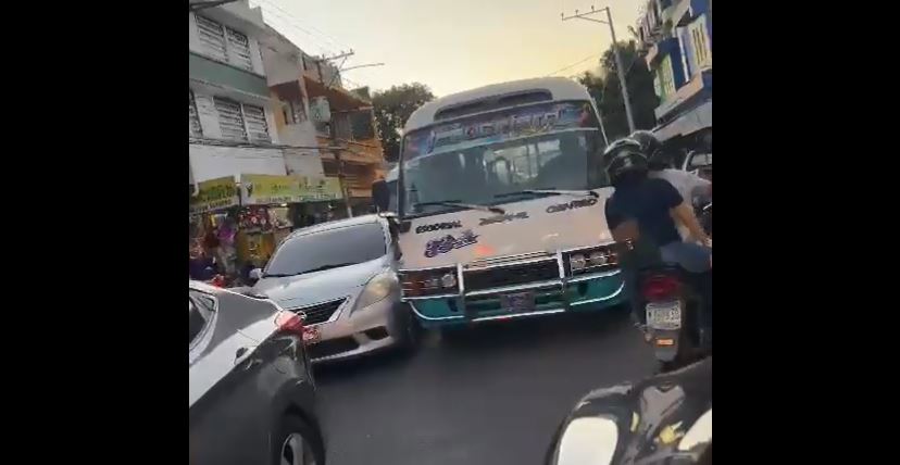 Con matonería, microbusero se va en carril contrario e intenta incorporarse a la fila en San Salvador | VIDEO