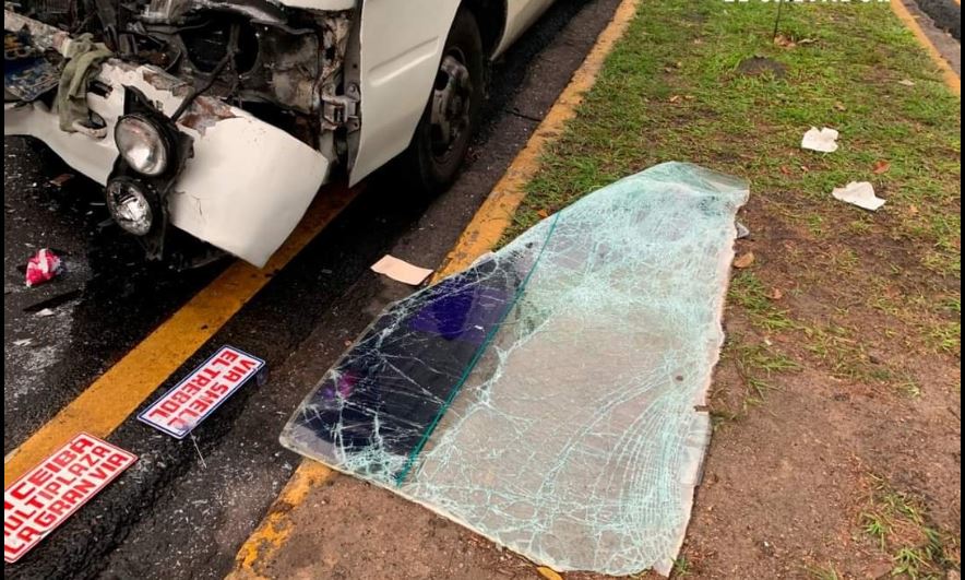 Microbús y autobús chocan en alameda Manuel Enrique Araujo en San Salvador: Ambos iban con pasajeros