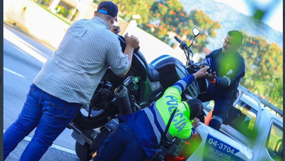 Sancionan a motociclista que circulaba sin casco y sin tarjeta de circulación
