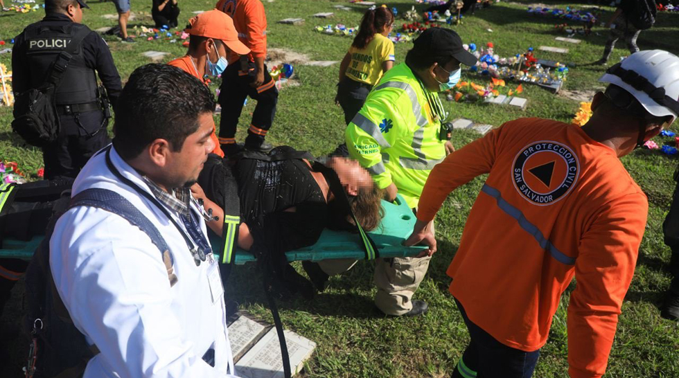 Mujer intenta quitarse la vida en el cementerio La Bermeja, San Salvador