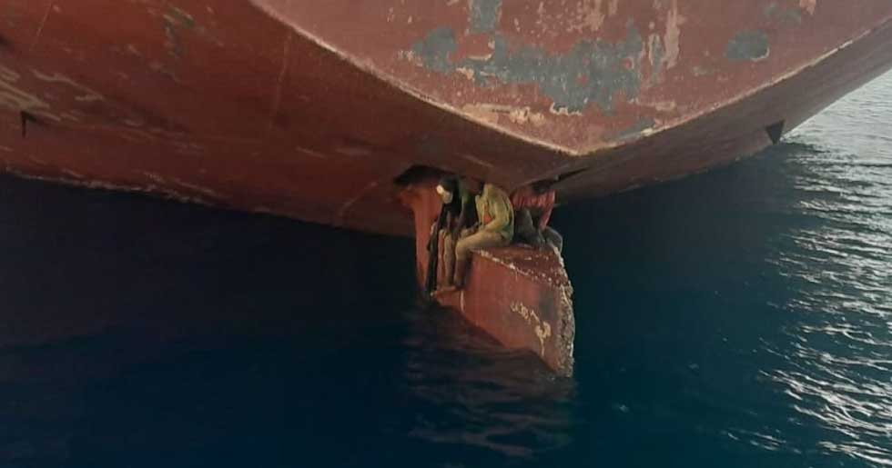Tres inmigrantes viajaron 11 días desde Nigeria a Canarias sentados en el timón de un petrolero