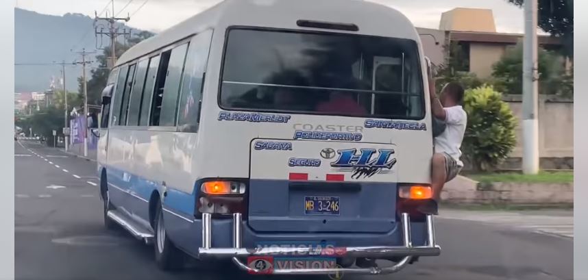 Pasajero arriesga su vida al irse colgado en un microbús en Santa Tecla | VIDEO