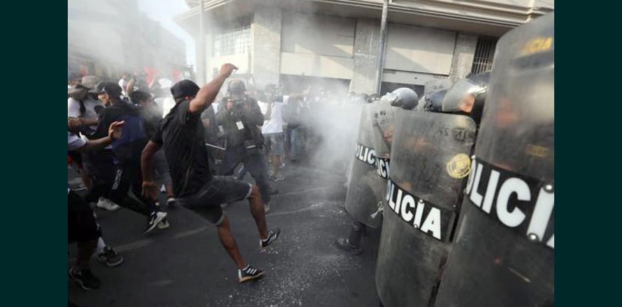 Policía peruana reprime a manifestantes con gases lacrimógenos en protestas contra Pedro Castillo