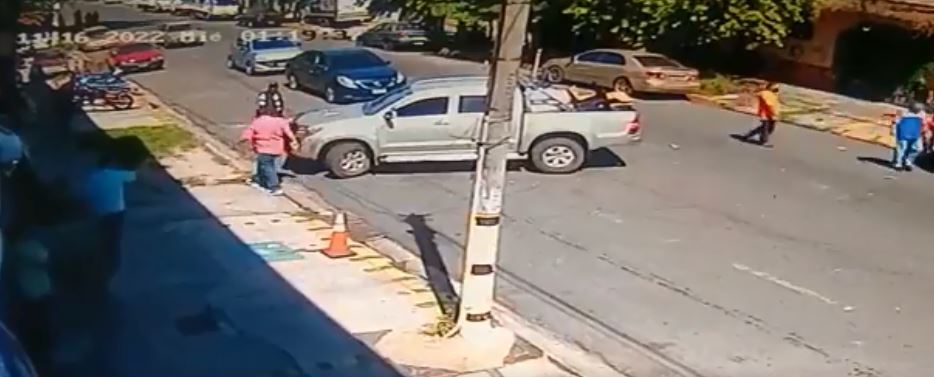 Cámaras revelan cómo se produjo grave accidente entre una moto y un pick up en San Salvador | VIDEO