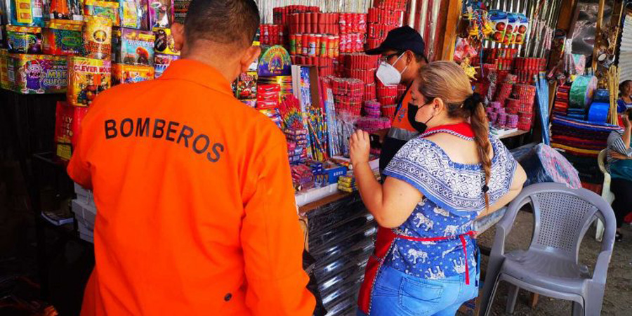 Bomberos piden a salvadoreños no comprar pólvora prohibida en Navidad