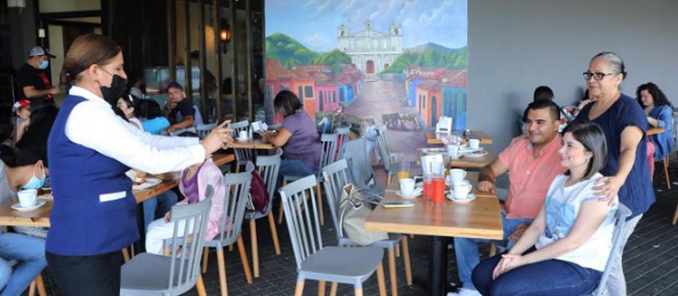 FOTOS: Restaurante Pueblo Viejo reabre sus puertas para los salvadoreños